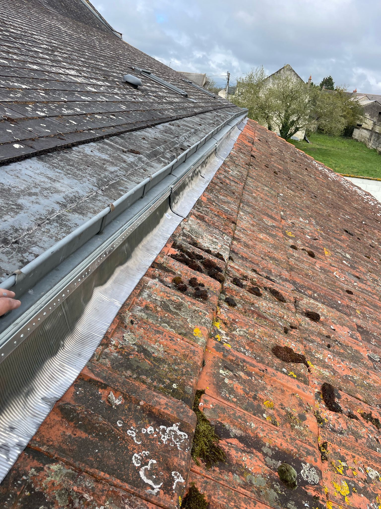 Pose d'un solin deux toitures - WM HABITAT