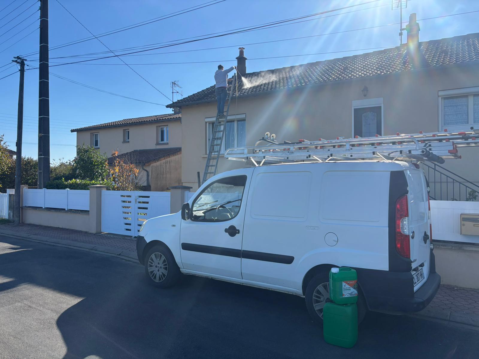 Démoussage toiture et pose chapeau de toiture - camionnette blanche et maison toiture