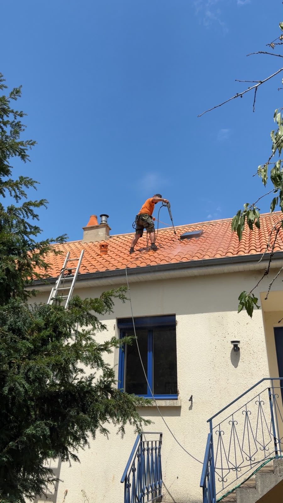 Démoussage d'une toiture en tuiles à Thouars